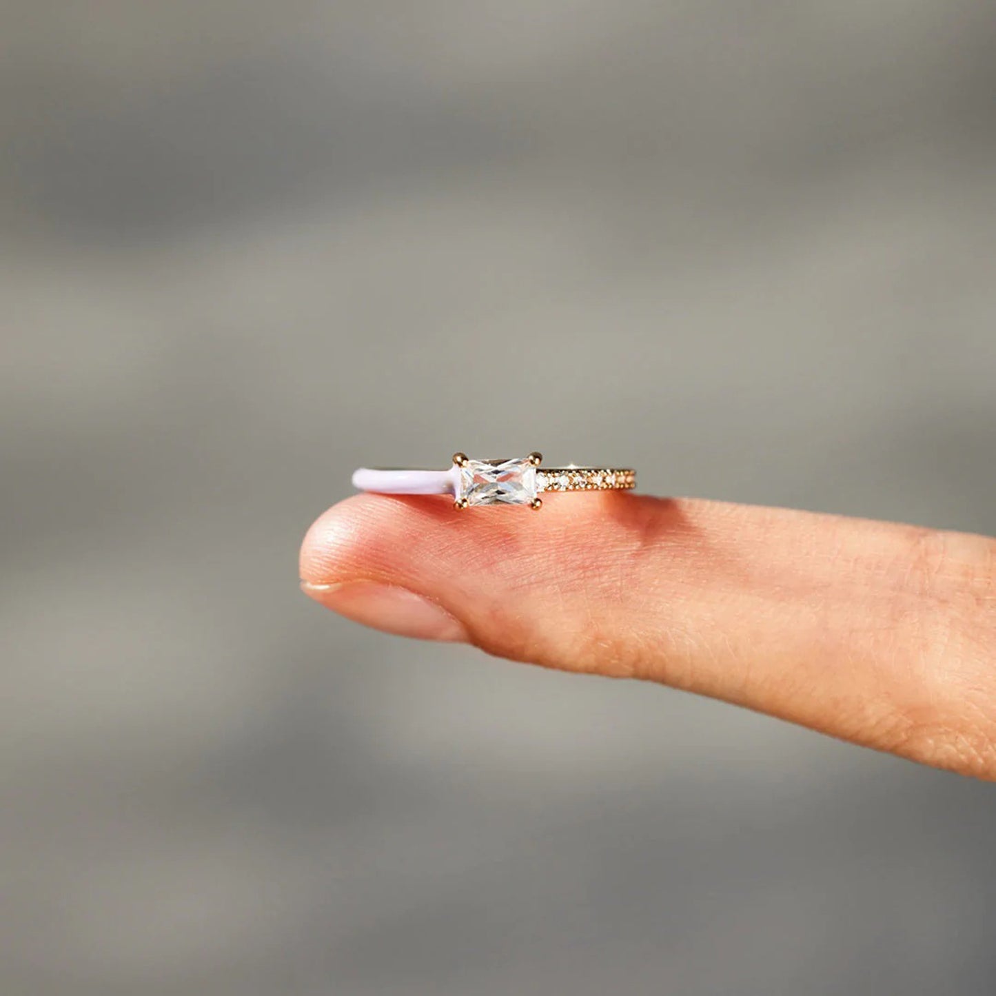 Anillo de esmalte de circón con incrustaciones en forma de corazón