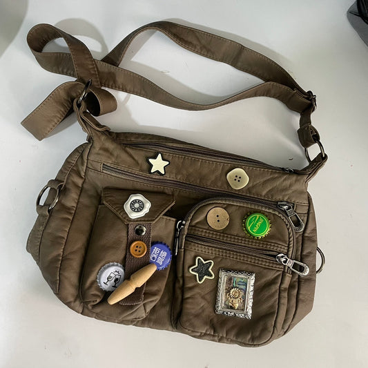 Sac à bandoulière vintage avec bouchon de bouteille et patch messager en détresse