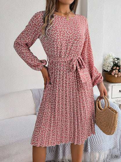 Robe plissée à petites fleurs nouée à la taille