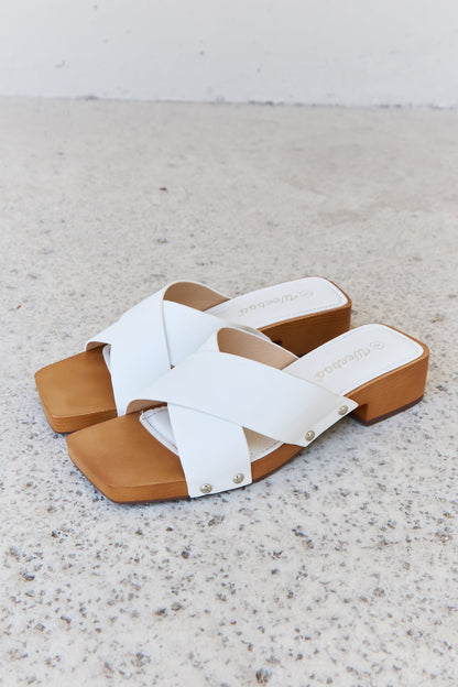 Zuecos blancos con diseño cruzado de madera Step Into Summer de Weeboo