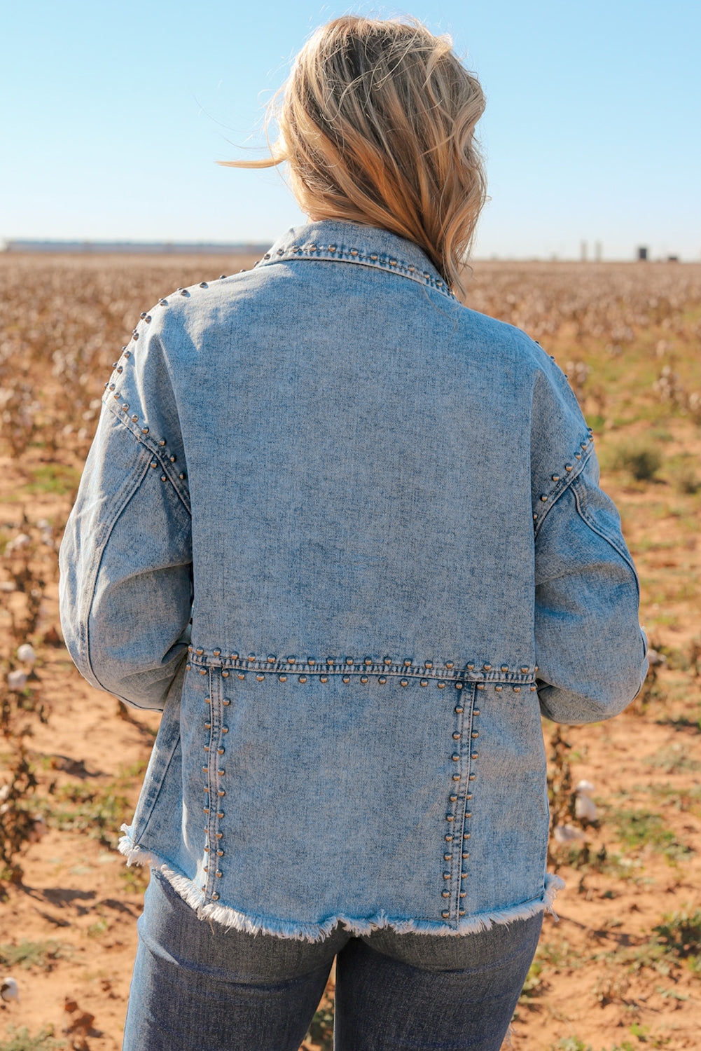 Veste en jean bleu ciel délavée à l'acide cloutée