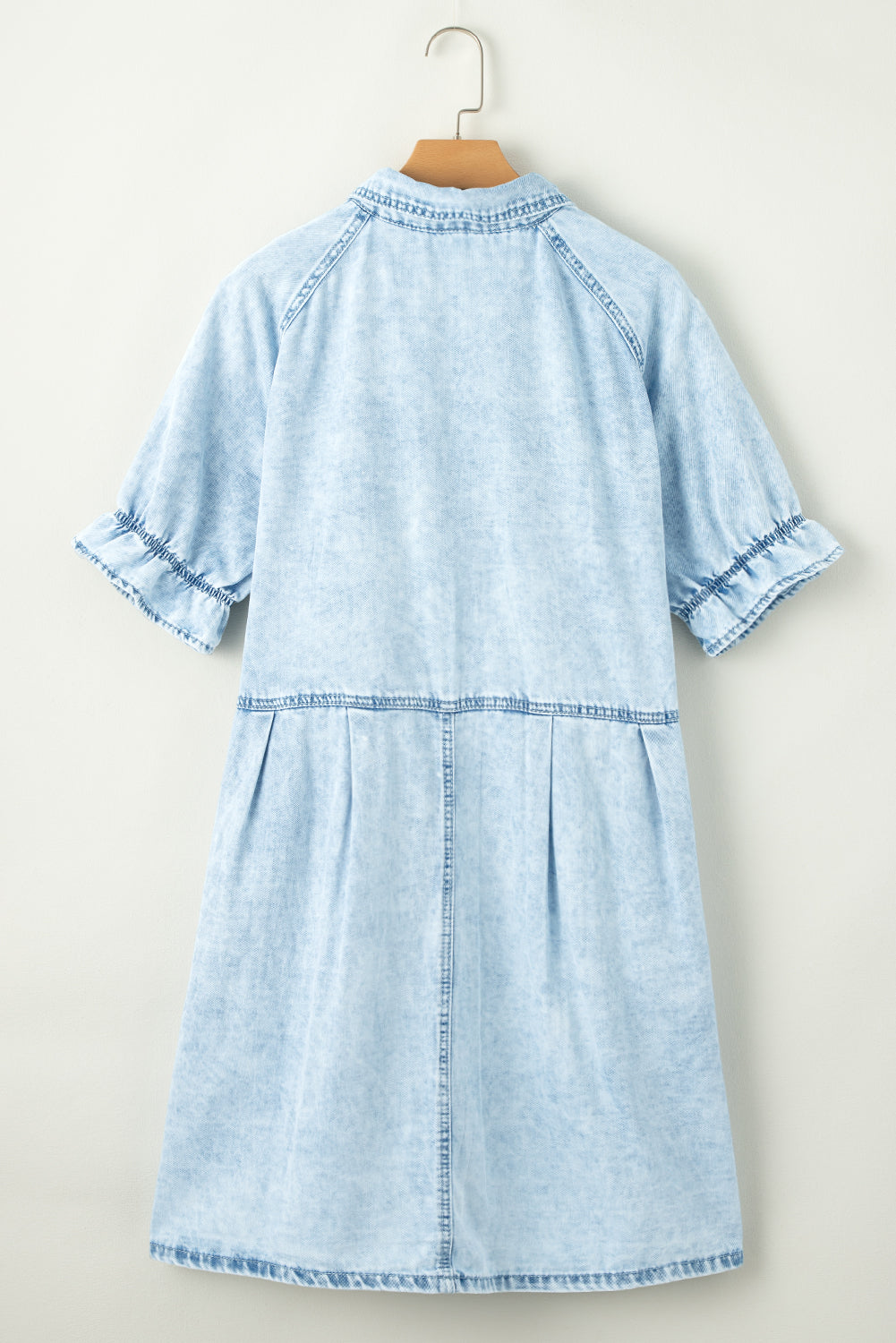 Robe en jean boutonnée à manches courtes et à volants délavé minéral Beau Blue