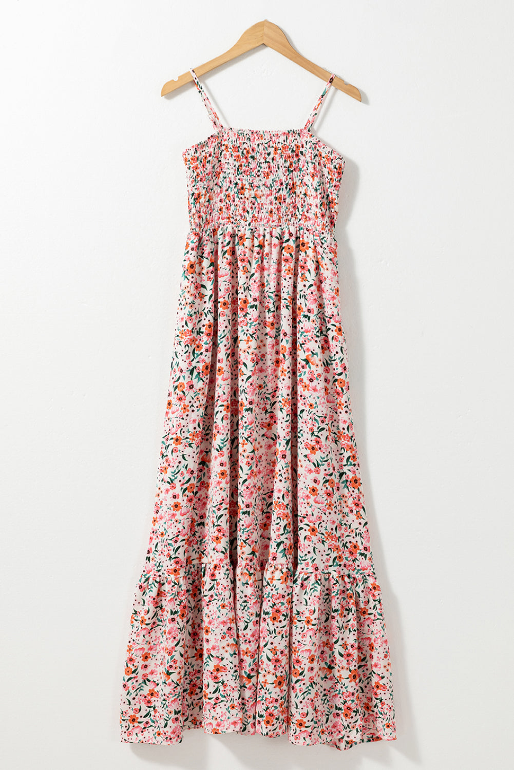 Robe longue blanche à volants et smockée à fleurs style bohème