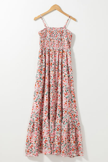 Robe longue blanche à volants et smockée à fleurs style bohème