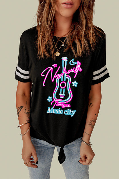 Camiseta negra con gráfico de manga a rayas y estampado de guitarra Music City