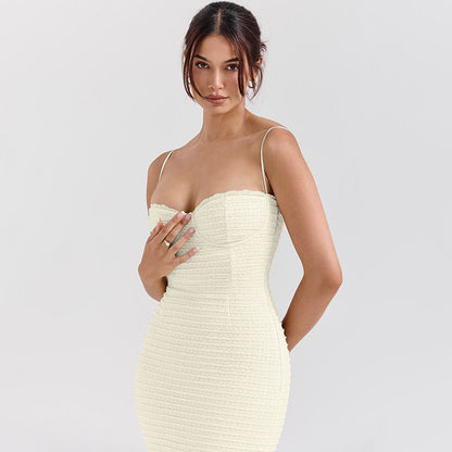 Vestido con abertura que favorece el pecho y tejido característico de textura elegante