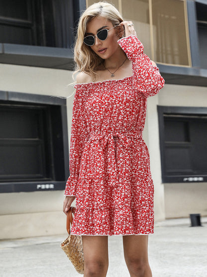 Vestido escalonado con mangas con volantes y estampado floral con volantes