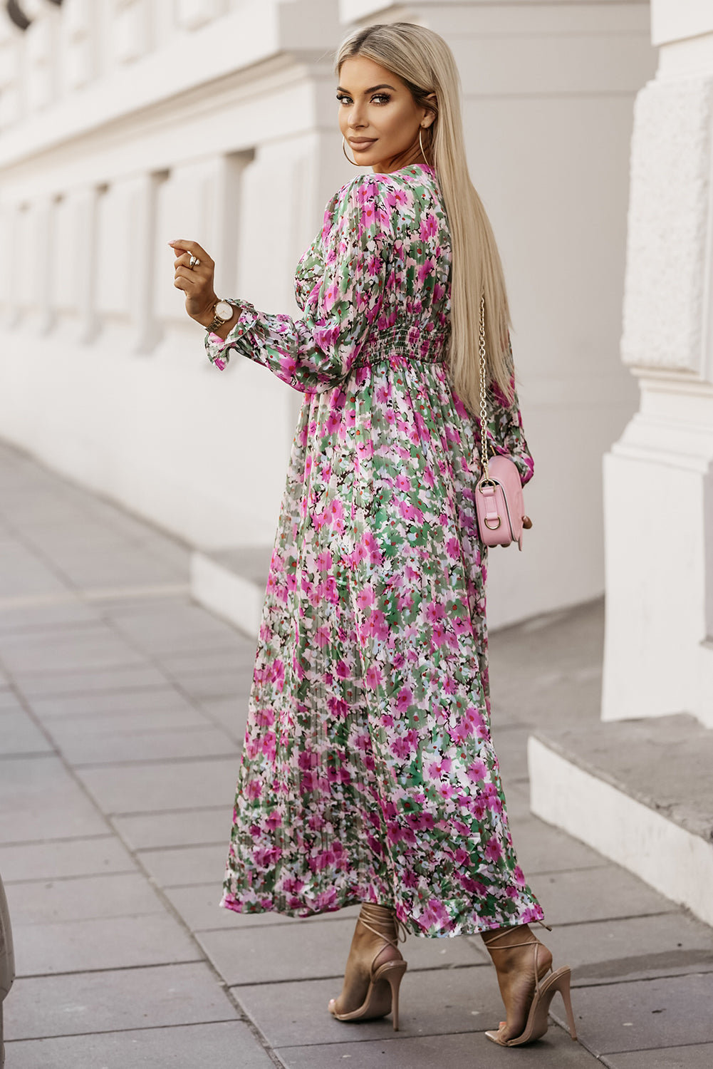 Vestido largo floral con escote en V pronunciado