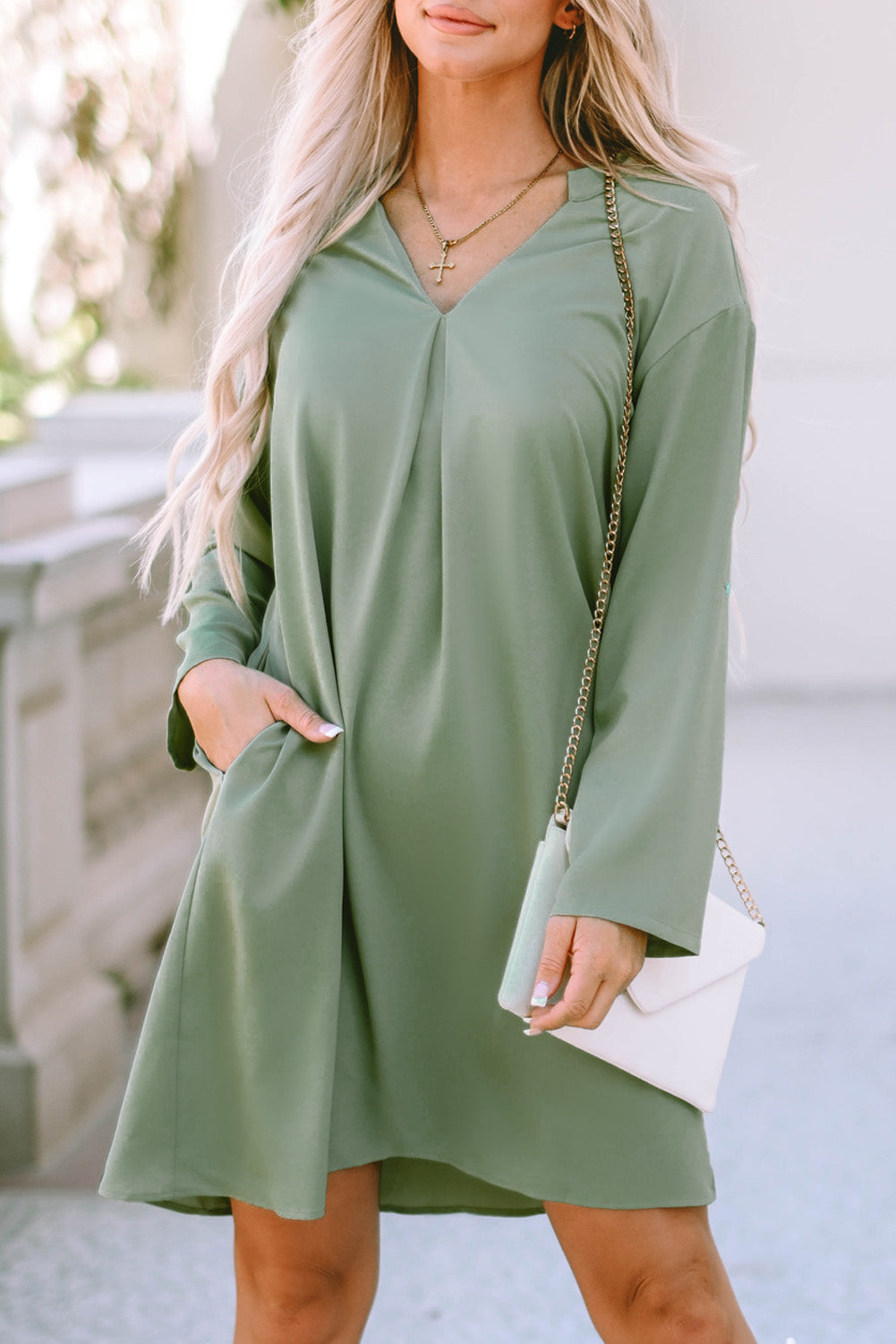 Vestido casual fluido con manga enrollable verde