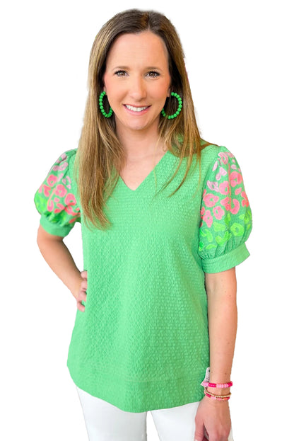 Blusa texturizada con cuello en V y mangas abullonadas de leopardo verde