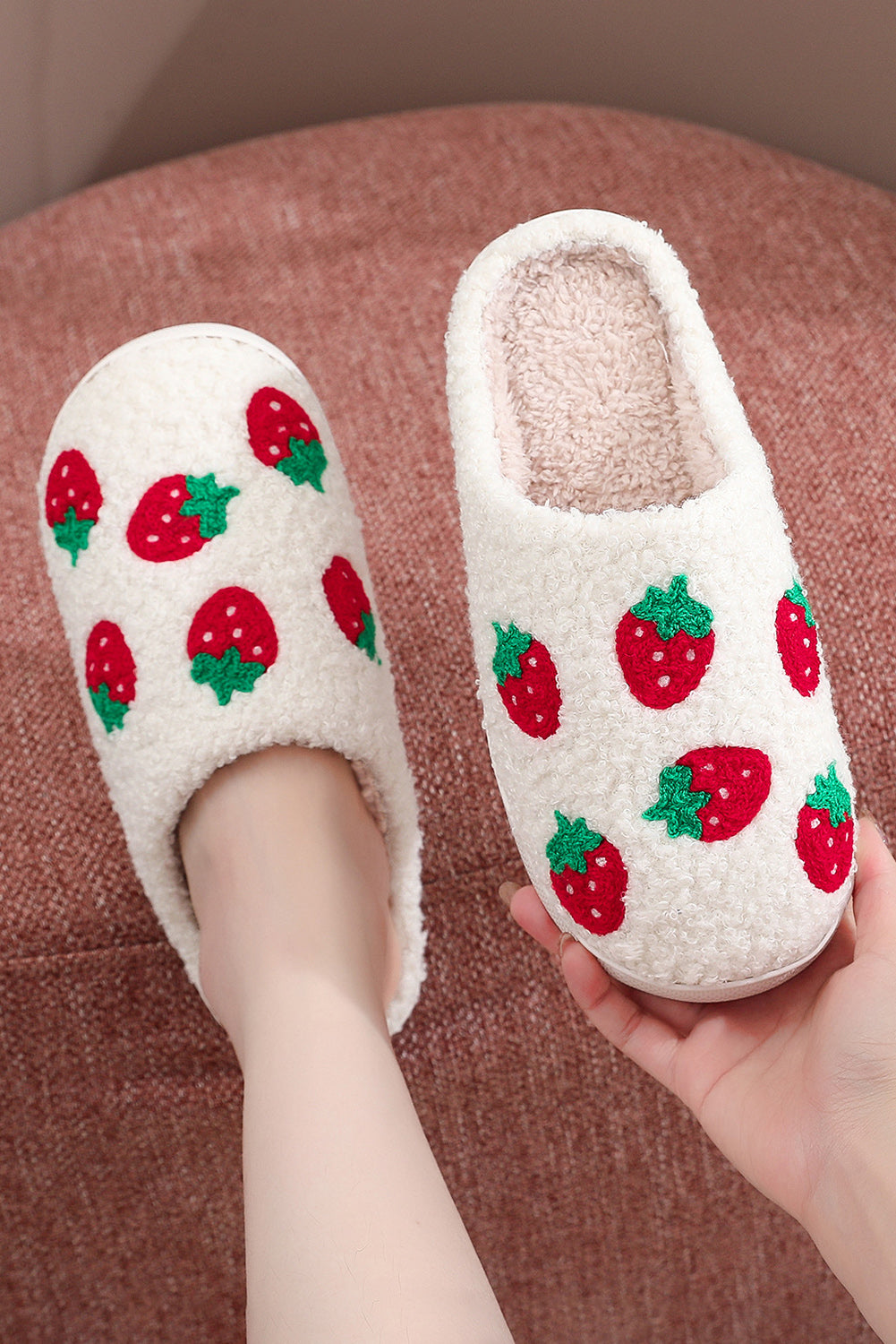 Pantuflas de casa con patrón de fresa borroso lindo blanco brillante