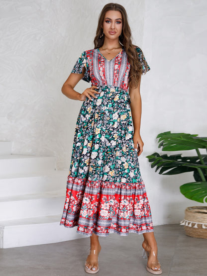 Robe imprimée nouée à manches courtes et col en V