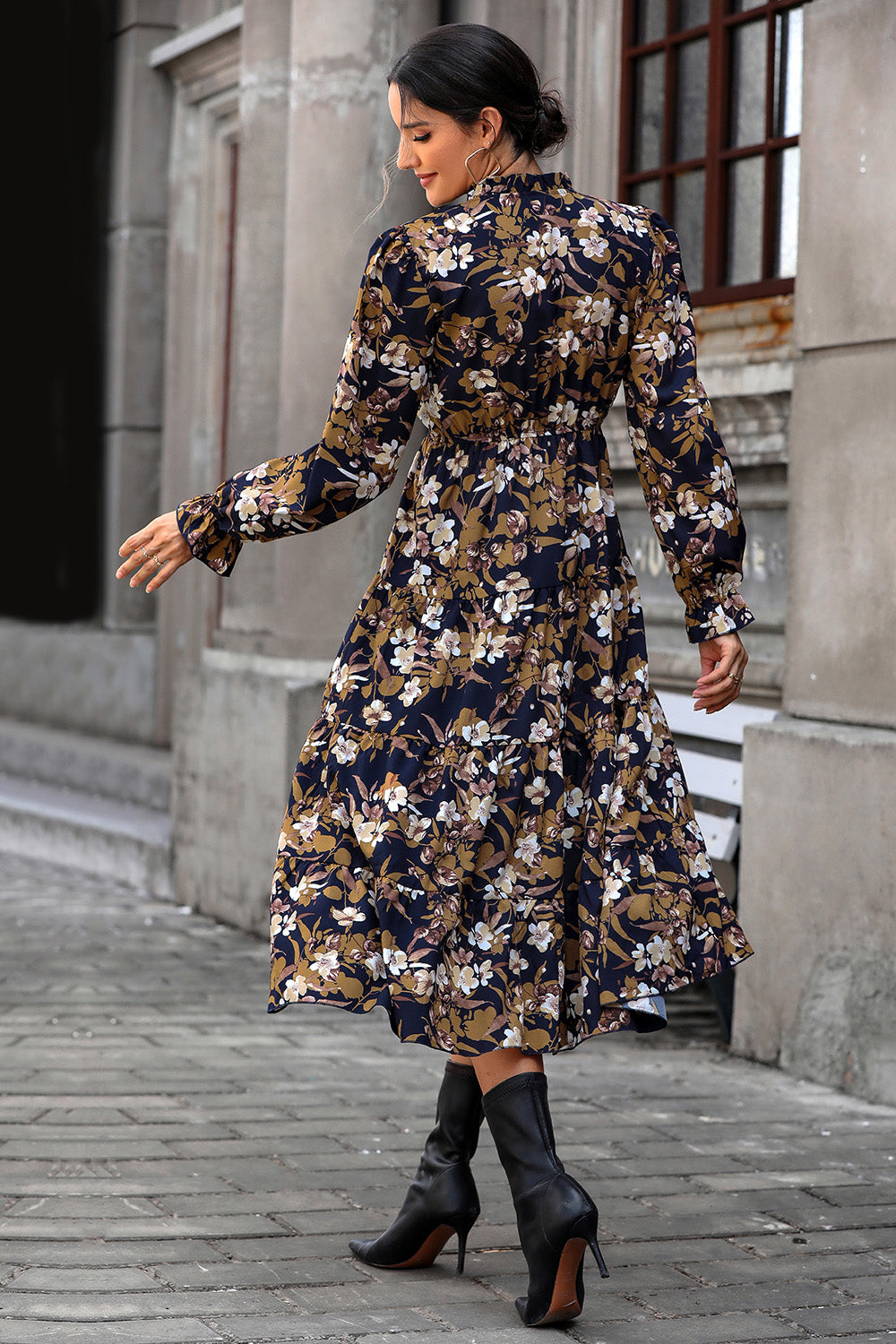 Vestido escalonado con mangas con volantes florales