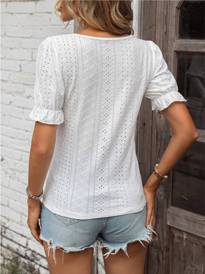 Blouse à manches volantées et col en V avec détails en dentelle à œillets