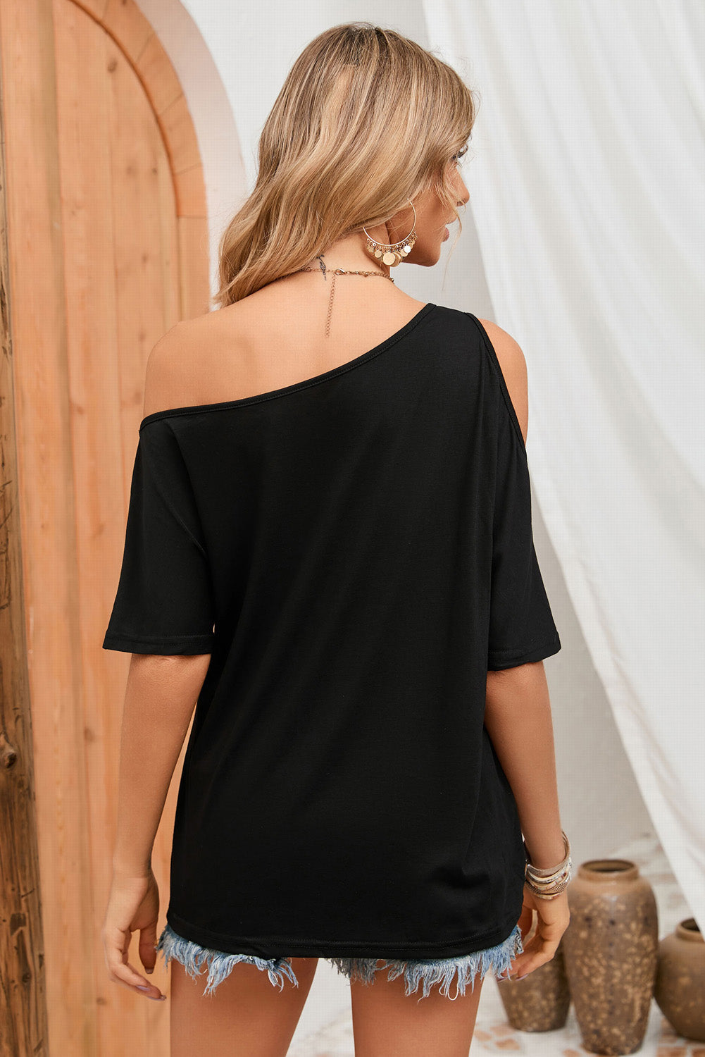 Camiseta informal holgada con cuello asimétrico liso negro