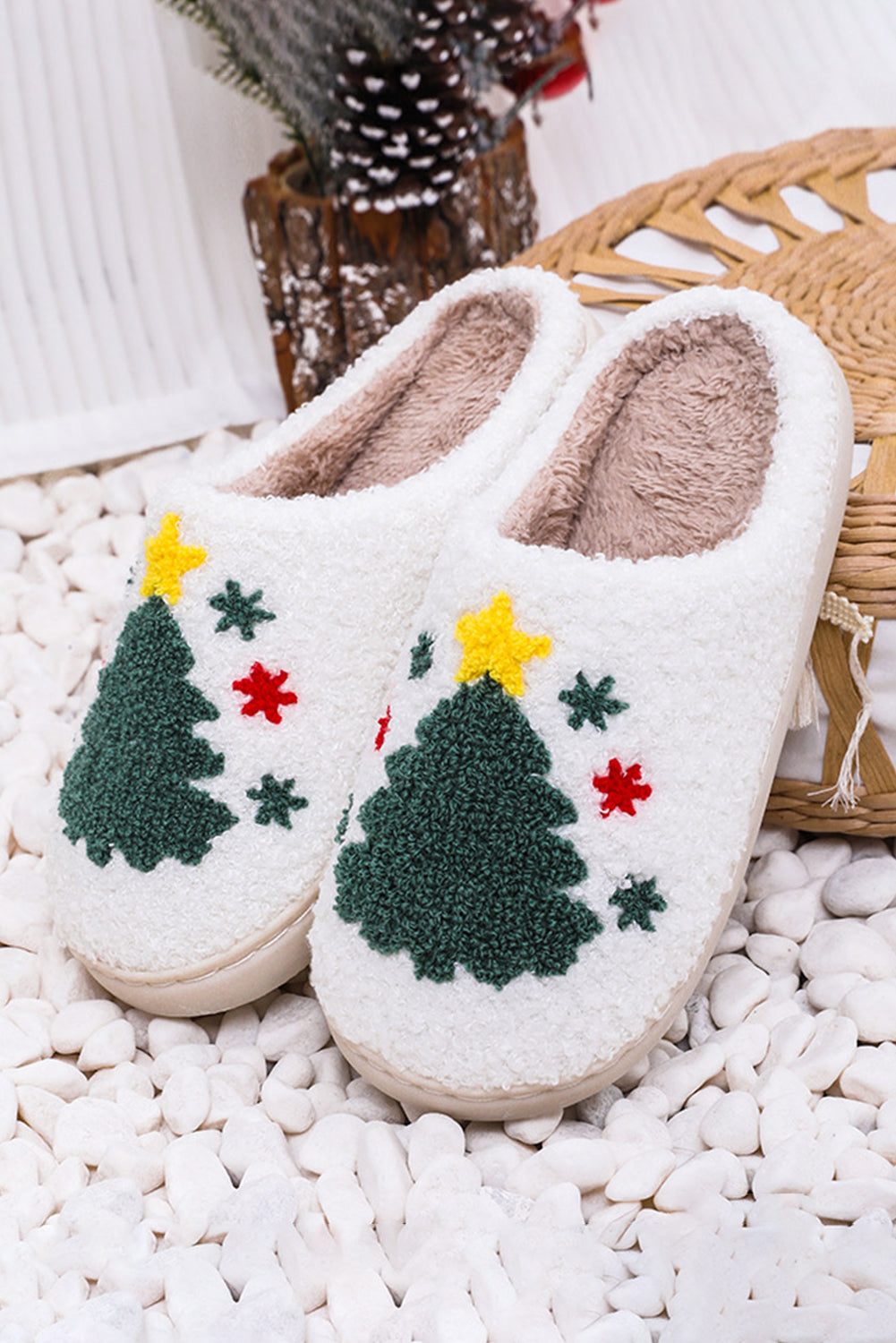 Chaussons de maison à motif d'arbre de Noël flou blanc