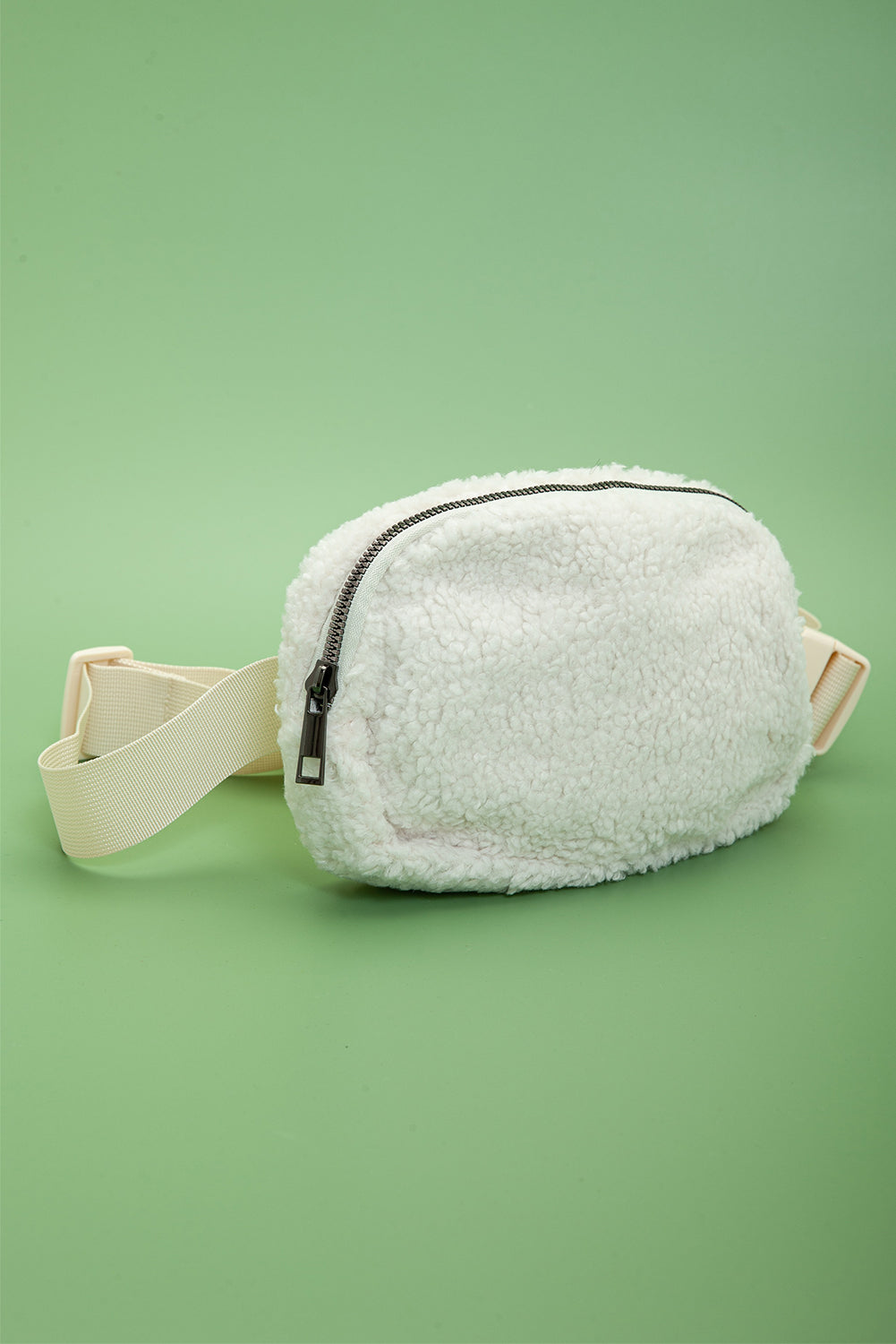 Bolso bandolera con correa ajustable de sherpa blanco brillante