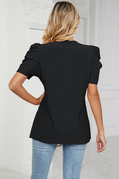 Blusa de manga corta con cuello en V y ojales