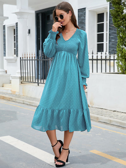 Robe smockée à col en V et manches lanternes avec ourlet à volants