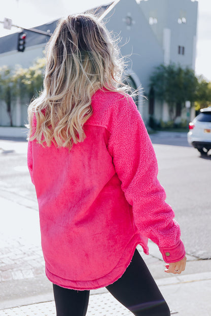 Chaqueta con botones y patchwork de sherpa de ante sintético en rosa brillante