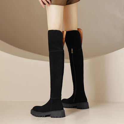 Femmes avec des bottes au genou en cuir véritable givré