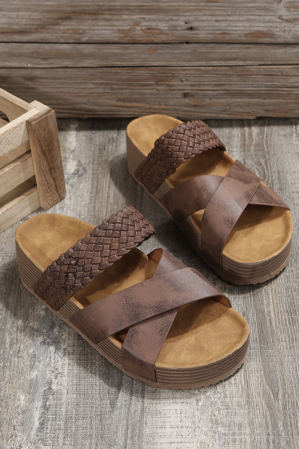 Pantuflas con plataforma cruzada y detalle trenzado marrón