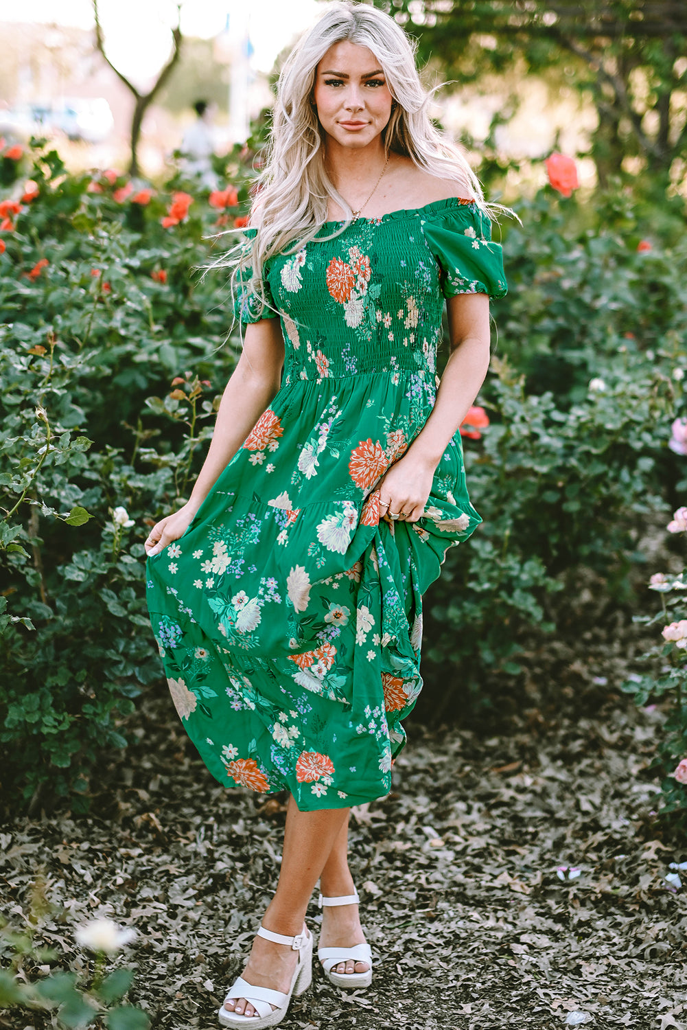 Vestido midi con estampado floral y manga de burbuja fruncido con gradas verde