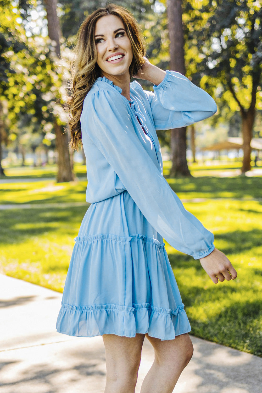 Vestido con mangas abullonadas y cuello anudado con volantes