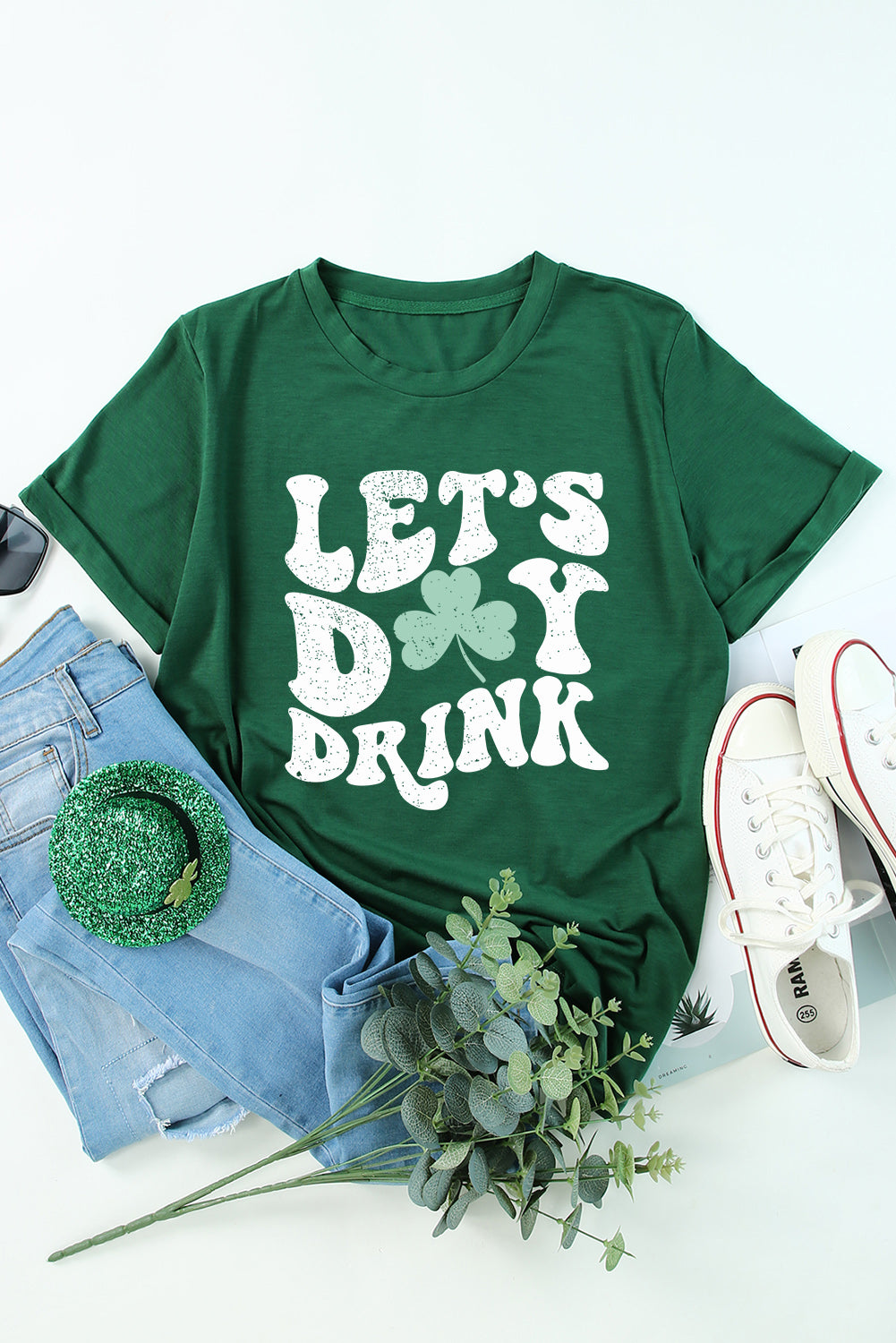 Camiseta con cuello redondo y estampado de trébol de Let's Day Drink en verde