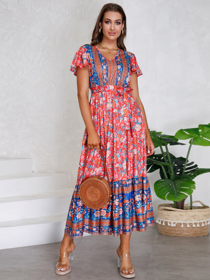 Robe imprimée nouée à manches courtes et col en V