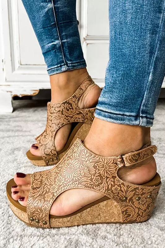 Sandalias de plataforma ahuecadas con remaches de cuero floral vintage marrón