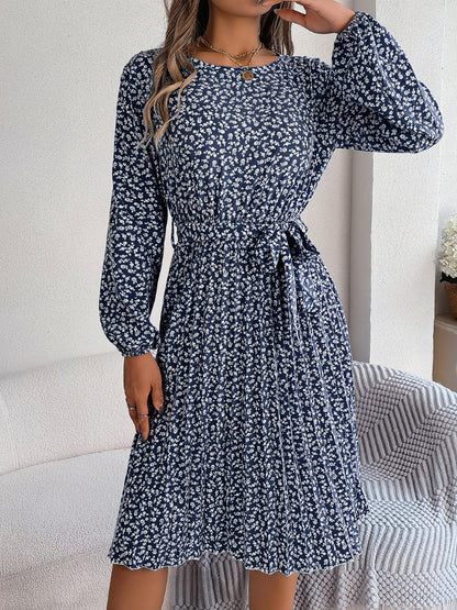 Robe plissée à petites fleurs nouée à la taille