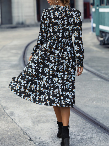 Vestido floral con cuello simulado y mangas con volantes