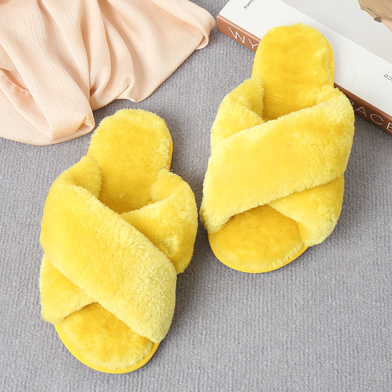 Pantuflas con tiras cruzadas de piel sintética