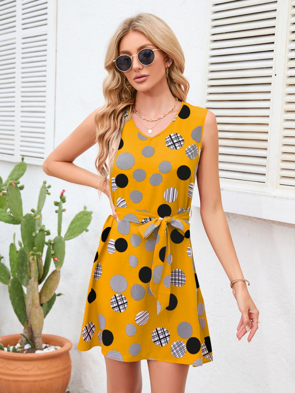 Robe nouée à col en V et pois