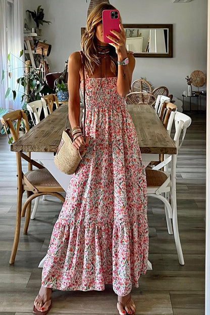 Robe longue blanche à volants et smockée à fleurs style bohème