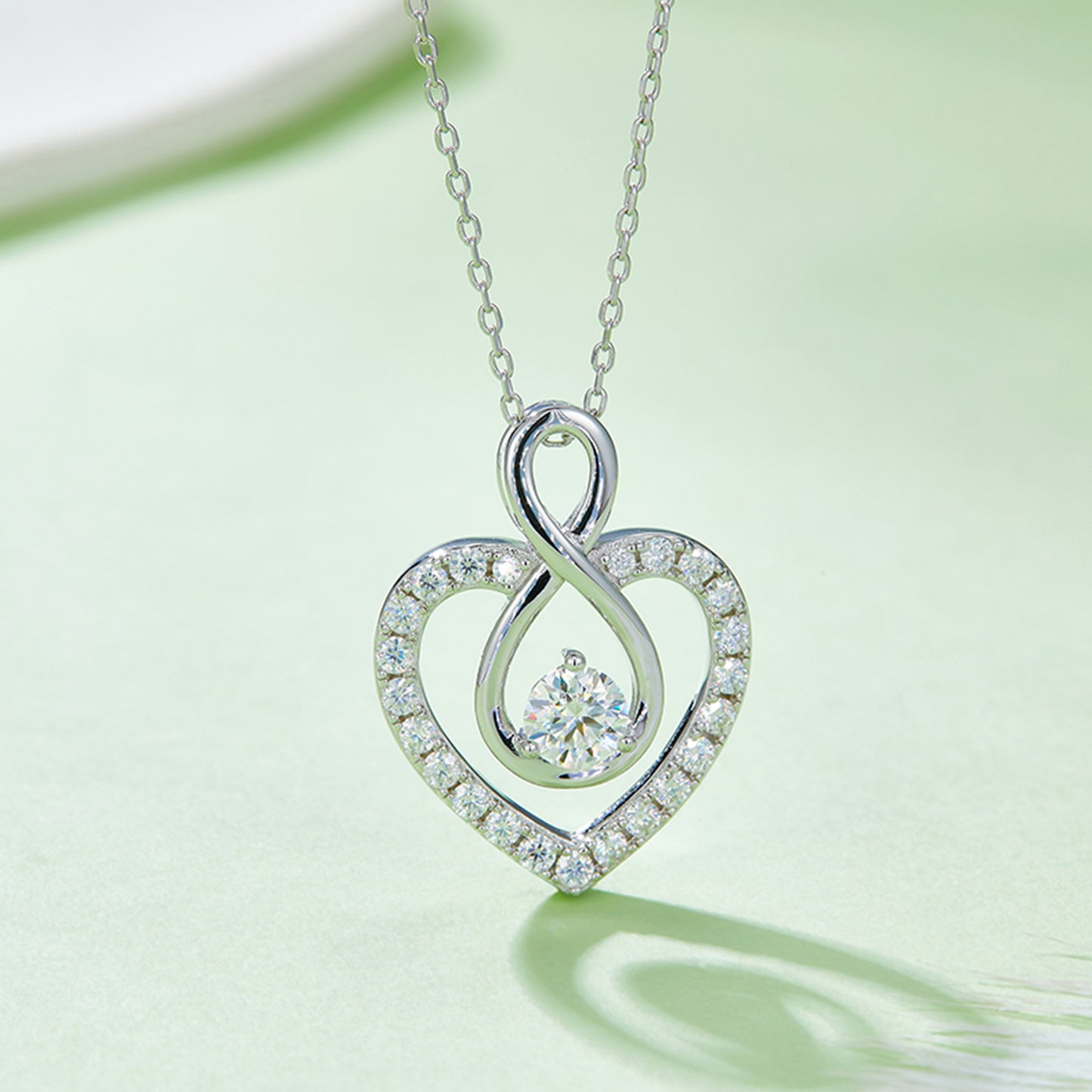 Collar en forma de corazón de plata de ley 925 con moissanita de 1 quilate