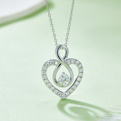 Collar en forma de corazón de plata de ley 925 con moissanita de 1 quilate