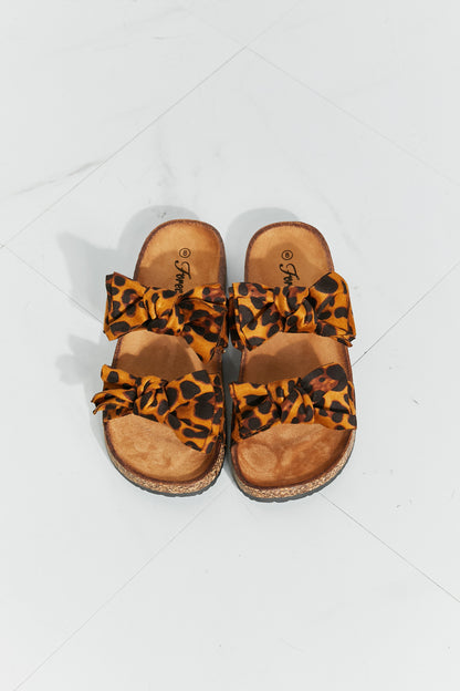 Sandalias estilo chanclas con lazo de leopardo Fiercely Feminine de Forever Link