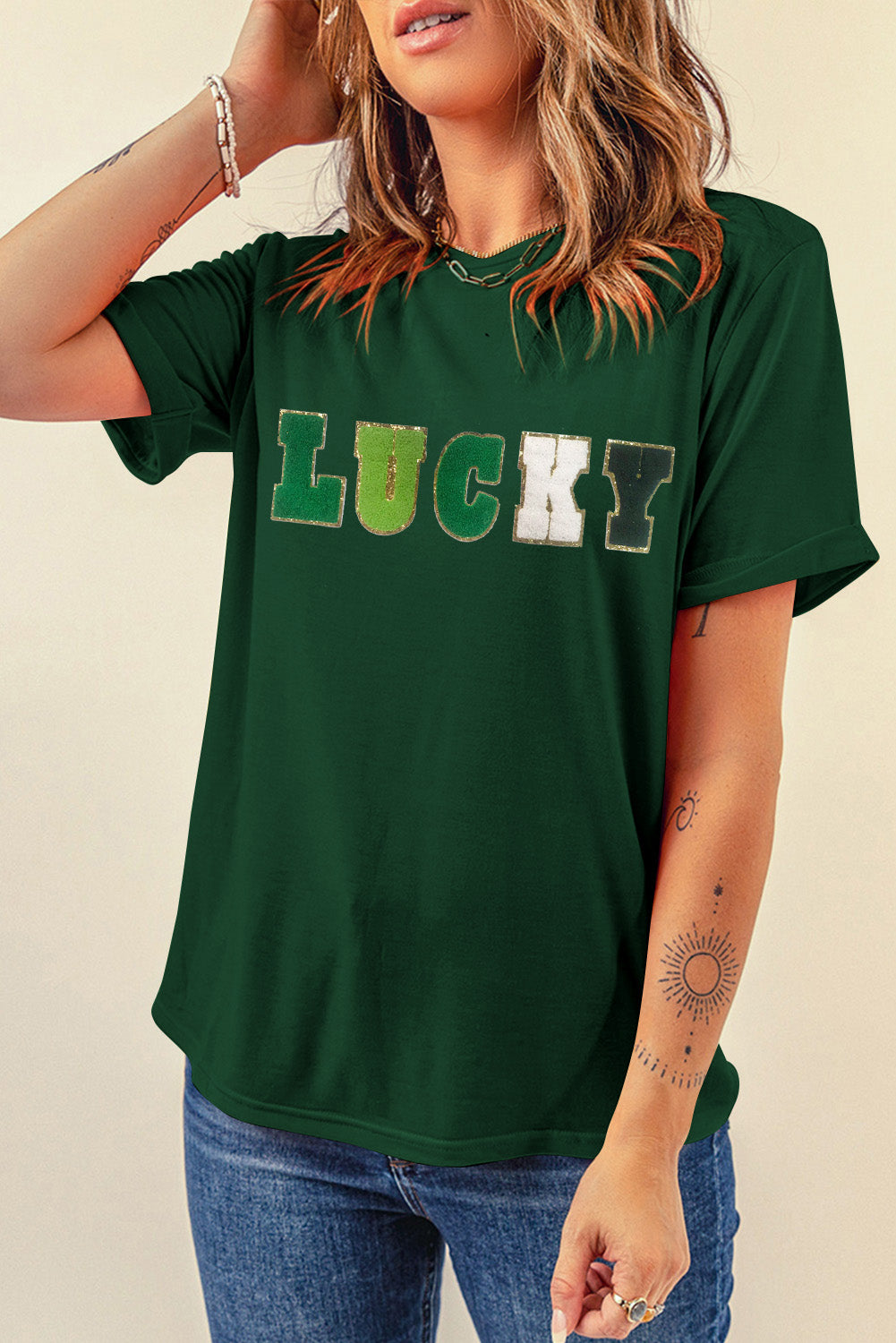 Camiseta verde con cuello redondo y estampado de chenilla con purpurina LUCKY