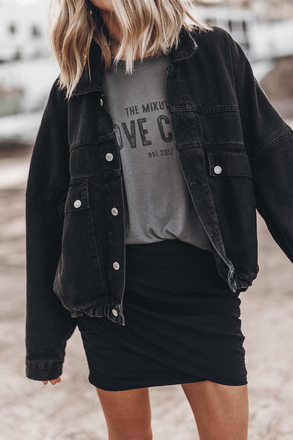 Chaqueta vaquera con hombros caídos y bolsillo con solapa y botones metálicos negros