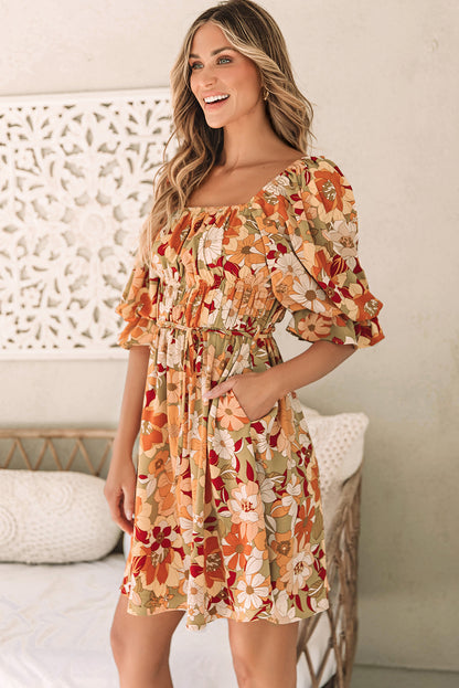 Vestido floral de manga corta abullonada con volantes verde