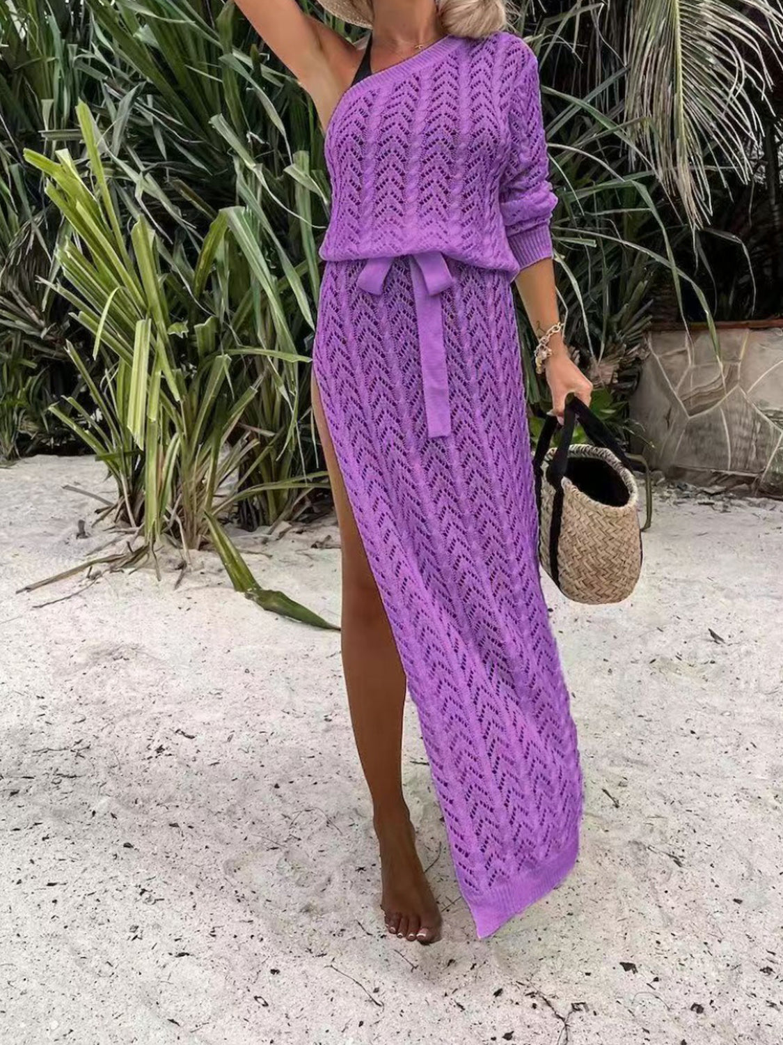 Robe en tricot ajourée et fendue à une épaule