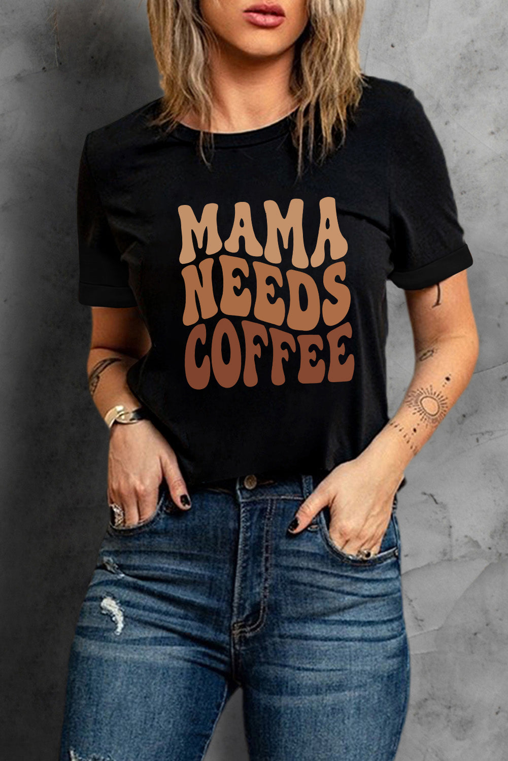 Camiseta gráfica negra MAMA NECESITA CAFÉ