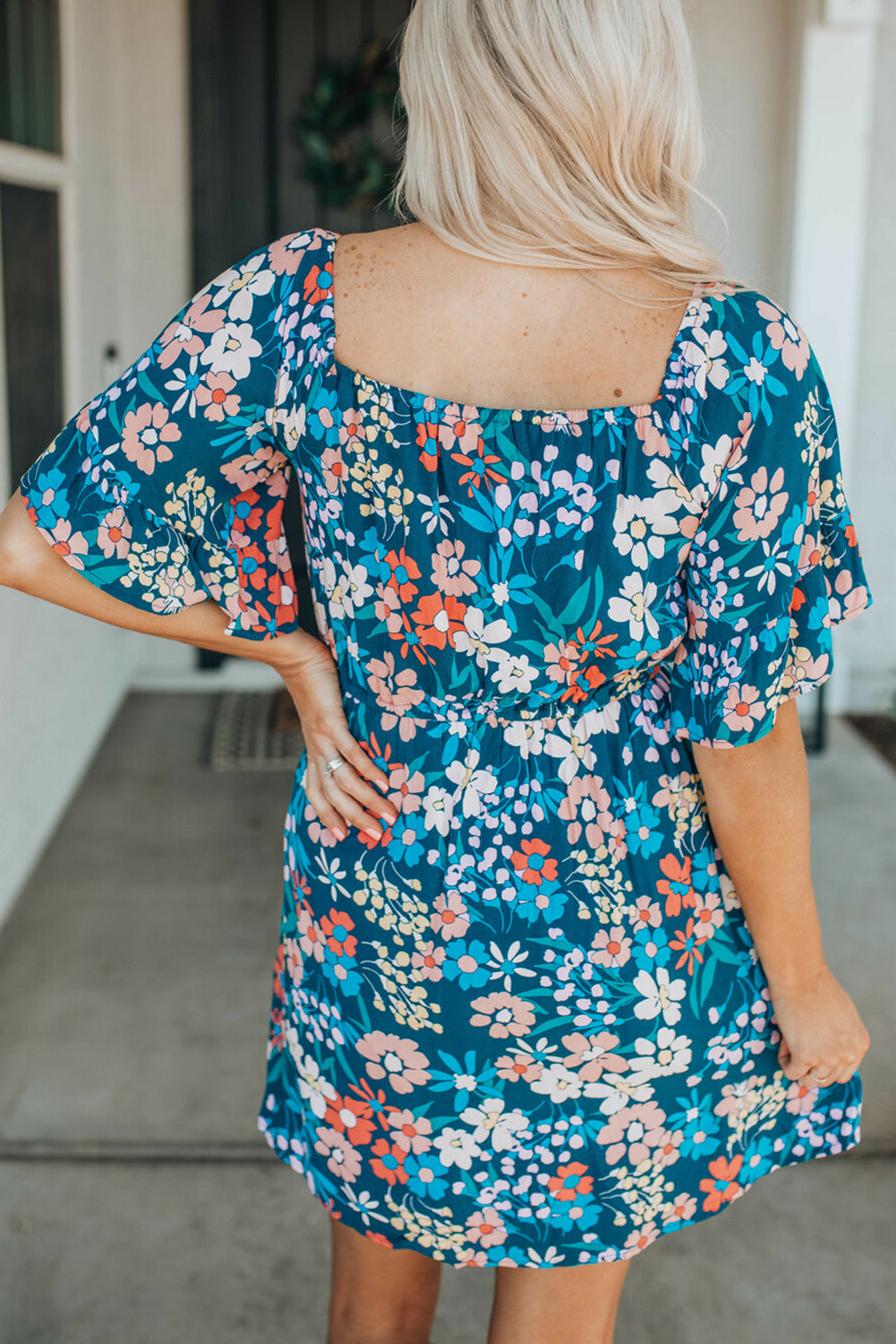 Vestido floral con volantes y cuello cuadrado azul