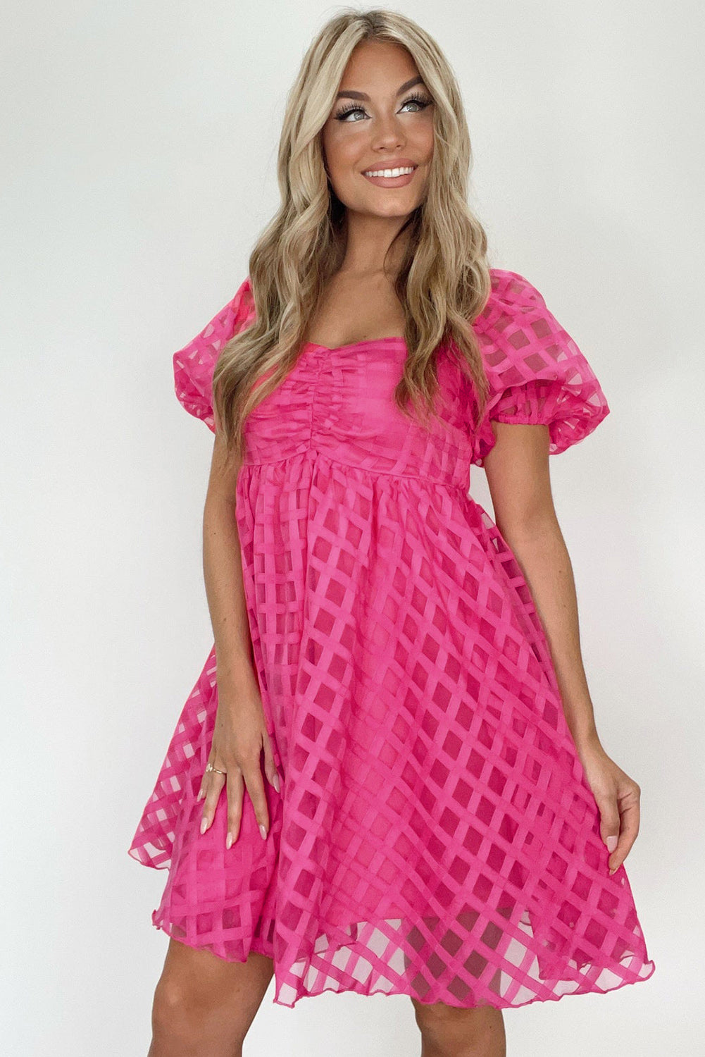 Robe babydoll à carreaux rose fraise et manches bouffantes